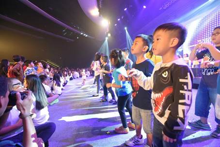 :Favorite Indo photos:Kids on stage (Selene!) Up&Up.JPG